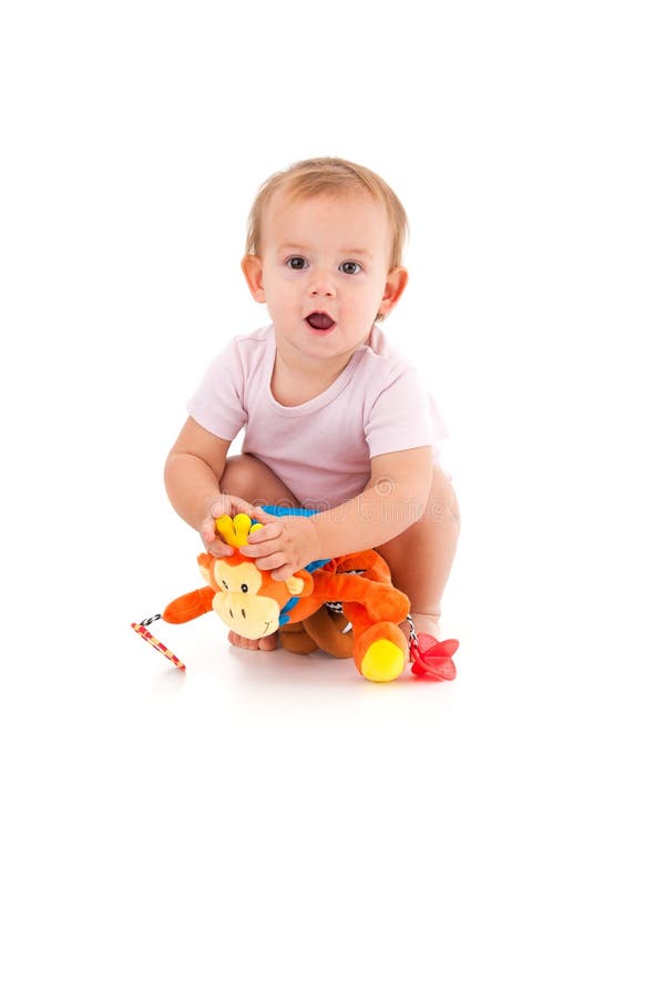 Neonata sveglia che gioca con il giocattolo molle fotografia stock libera da diritti Neonata sveglia che gioca con il giocattolo molle fotografia stock libera da diritti