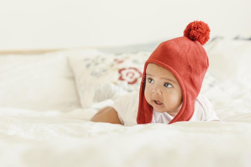 Neonata sveglia che si trova nella greppia immagini stock libere da diritti Neonata sveglia che si trova nella greppia immagini stock libere da diritti