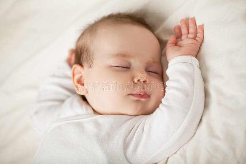 Neonato addormentato su fondo bianco fotografie stock libere da diritti Neonato addormentato su fondo bianco fotografie stock libere da diritti