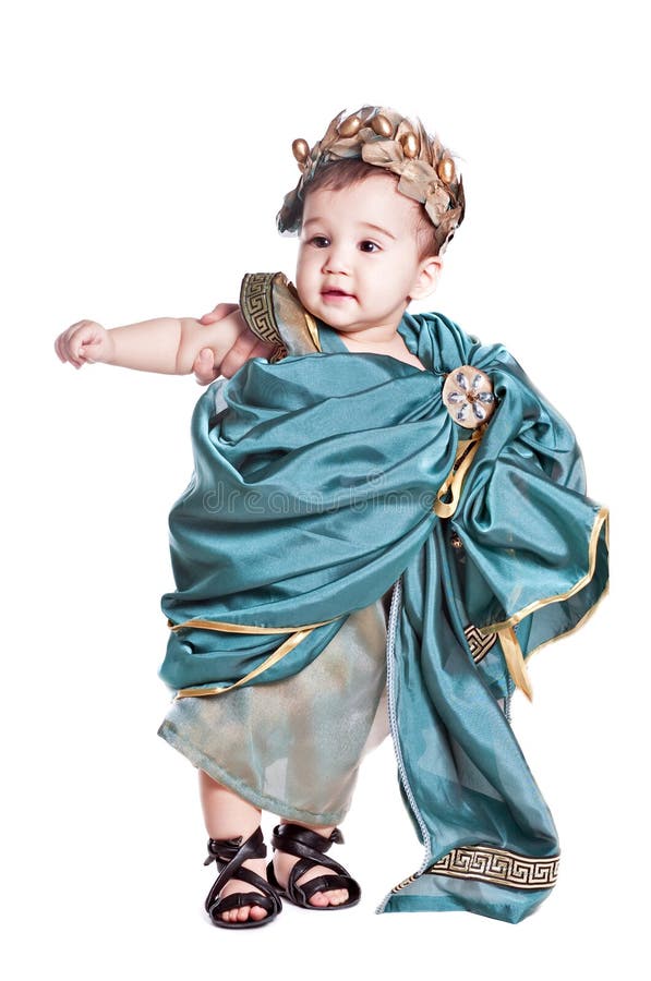 Neonato asiatico in un vestito operato dal amoretto immagini stock libere da diritti Neonato asiatico in un vestito operato dal amoretto immagini stock libere da diritti