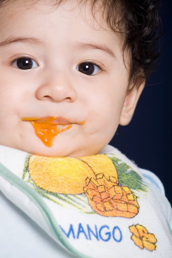 Neonato che mangia alimento solido fotografia stock libera da diritti Neonato che mangia alimento solido fotografia stock libera da diritti