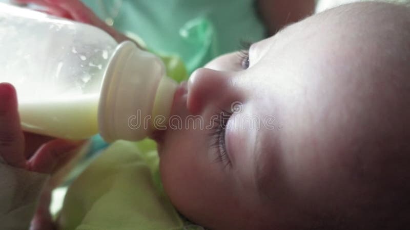Il bambino neonato no spill bicchiere e biberon con il latte. Trainer 360  grado bottiglia di bevanda Foto stock - Alamy