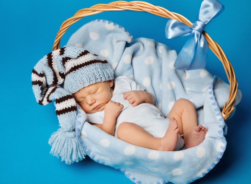 Neonato dentro il canestro, sogno neonato del bambino in cappello di ... Sognare un bambino neonato