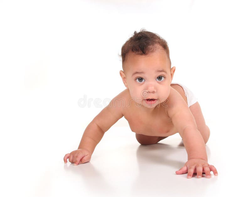 Neonato infantile che impara strisciare su bianco immagine stock libera da diritti Neonato infantile che impara strisciare su bianco immagine stock libera da diritti