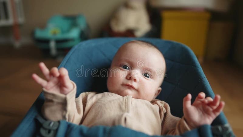 Neonato in Sedia a Dondolo. Concetto Di Sogno Di Un Figlio Felice. Figlio  Di Neonato. Bambino Di Un Figlio Giace in Una Bugia Immagine Stock -  Immagine di presidenza, bello: 263031055