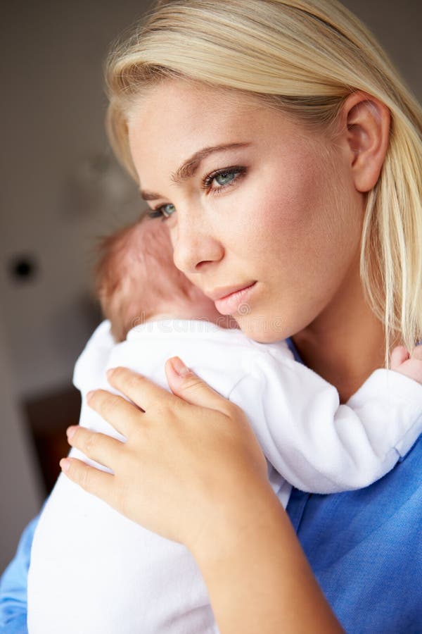 Neonato stringente a sé della madre depressa immagine stock libera da diritti Neonato stringente a sé della madre depressa immagine stock libera da diritti