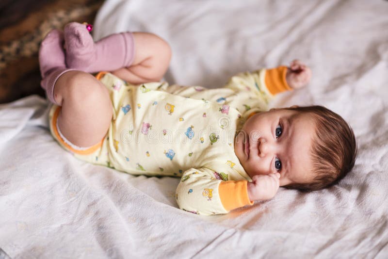 Neonato 6 Mesi Cade Dal Letto Bambino Neonato Sveglio Che Si Trova A Letto Fotografia Stock
