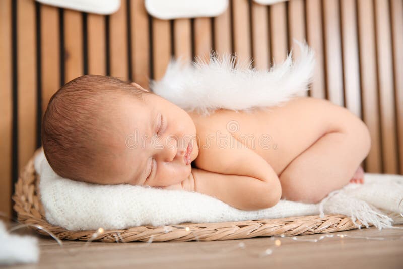 Neonato sveglio come angelo di Natale immagini stock Neonato sveglio come angelo di Natale immagini stock