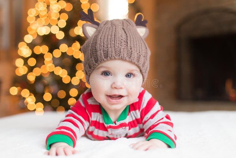 Neonato sveglio dall'albero di Natale immagini stock Neonato sveglio dall'albero di Natale immagini stock