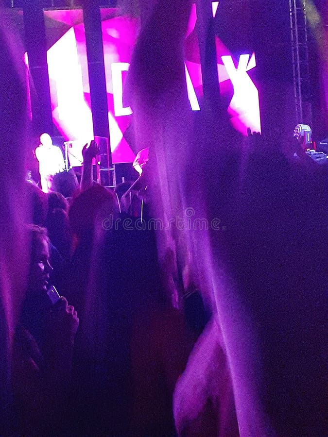 Neonfoto från rockbandkonsert på fyrkanten royaltyfri bild Neonfoto från rockbandkonsert på fyrkanten royaltyfri bild