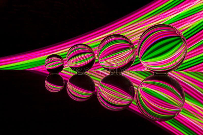 Neonkristallen bol met kleurrijke erachter T.L.-verlichting stock fotografie Neonkristallen bol met kleurrijke erachter T.L.-verlichting stock fotografie