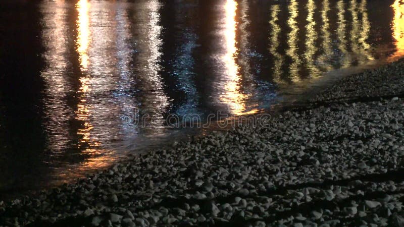 Neonleuchten, die im Meerwasser reflektiert werden