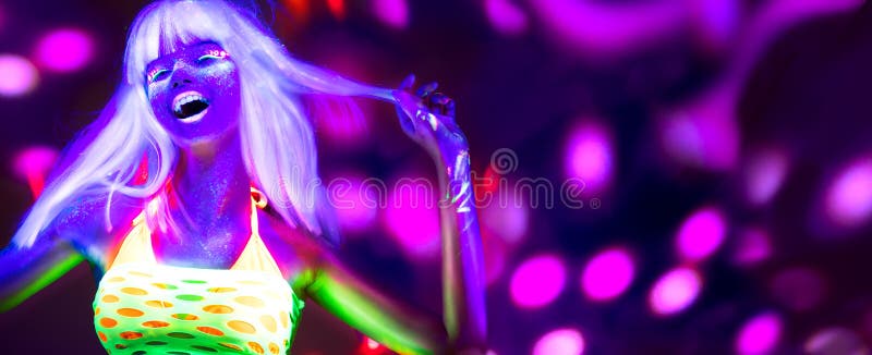 Neonvrouw dansen.. In neonlichtportret mannequinvrouw van mooi model met fluorescerende make-up