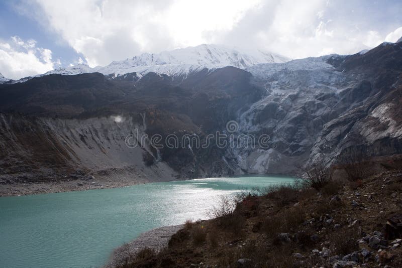 Nepal. Lago glacial en la parte inferior de Manaslu de la montaña