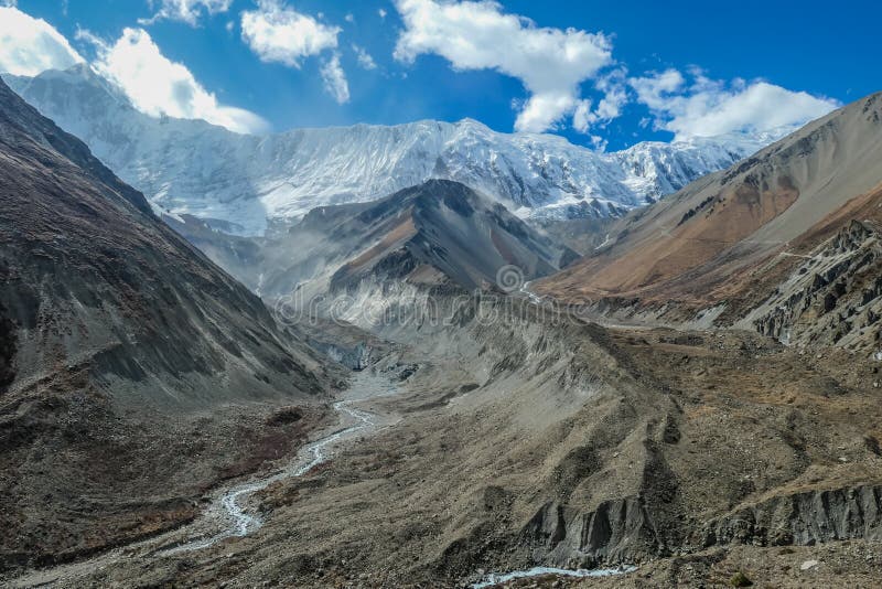 Nepal - opinión sobre cadenas de montaña de Himalaya del viaje del circuito de Annapurna imágenes de archivo libres de regalías Nepal - opinión sobre cadenas de montaña de Himalaya del viaje del circuito de Annapurna imágenes de archivo libres de regalías