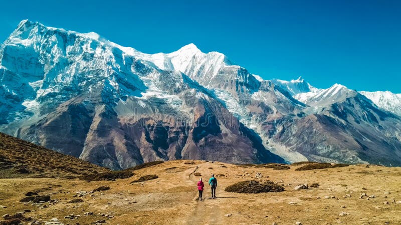 Nepal - par que trekking no circuito de Annapurna foto de stock royalty free Nepal - par que trekking no circuito de Annapurna foto de stock royalty free