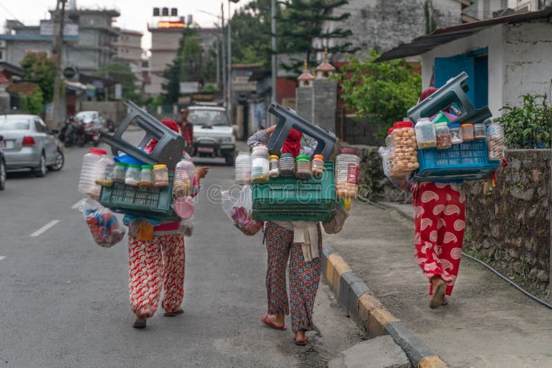 Nepal, Pokhara, voedsel van de vrouwen het verkopende straat, mobiele winkel royalty-vrije stock afbeeldingen Nepal, Pokhara, voedsel van de vrouwen het verkopende straat, mobiele winkel royalty-vrije stock afbeeldingen