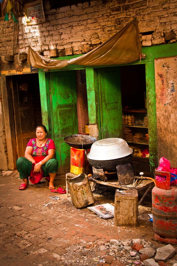Nepalesische Frauen- und kocheneinzelteile, Kathmandu, Nepal stockbilder Nepalesische Frauen- und kocheneinzelteile, Kathmandu, Nepal stockbilder
