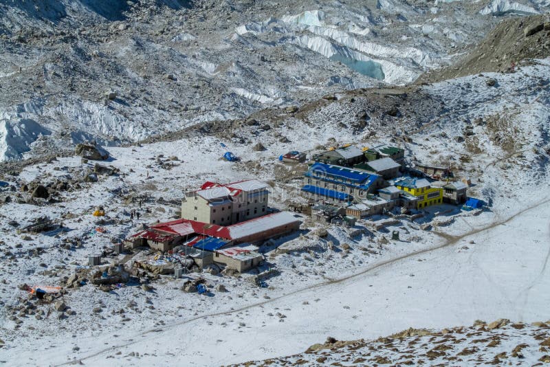 Nepalesisk bergby på den trekking rutten för EBC arkivbild Nepalesisk bergby på den trekking rutten för EBC arkivbild