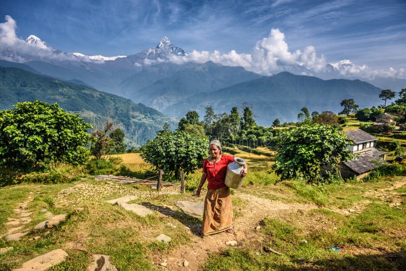 Nepalesisk kvinna framme av henne hem i Himalayasbergen arkivfoto Nepalesisk kvinna framme av henne hem i Himalayasbergen arkivfoto