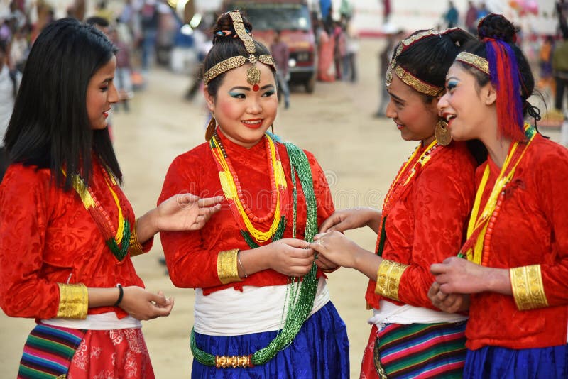 Nepalimeisjes in traditioneel kostuum royalty-vrije stock afbeelding Nepalimeisjes in traditioneel kostuum royalty-vrije stock afbeelding