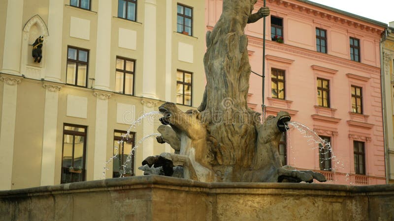 Nepdeuntje beeldhouwkunst sculptuur stevige figuur historische monument herdenking 1683 schildert roman god of seas baroque