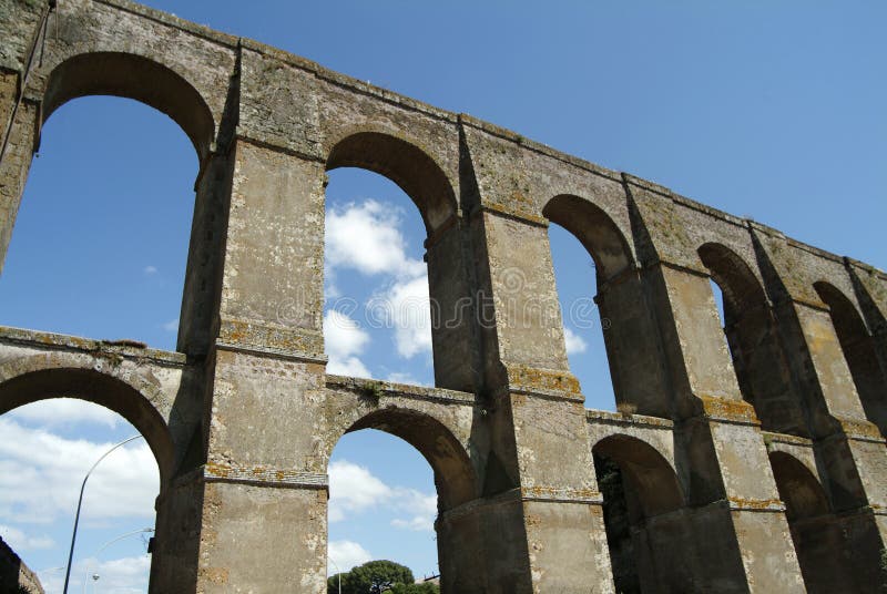 Rímsky akvadukt Rímskej Dobe v meste Nepi, Taliansko.
