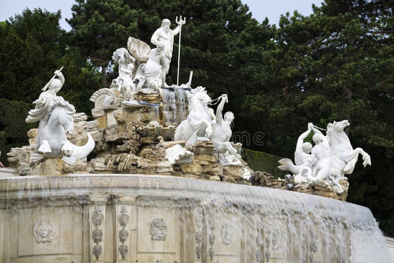 Neptun-Brunnen im Boden des Schonbrunn-Palastes in Wien, Österreich stockfoto Neptun-Brunnen im Boden des Schonbrunn-Palastes in Wien, Österreich stockfoto