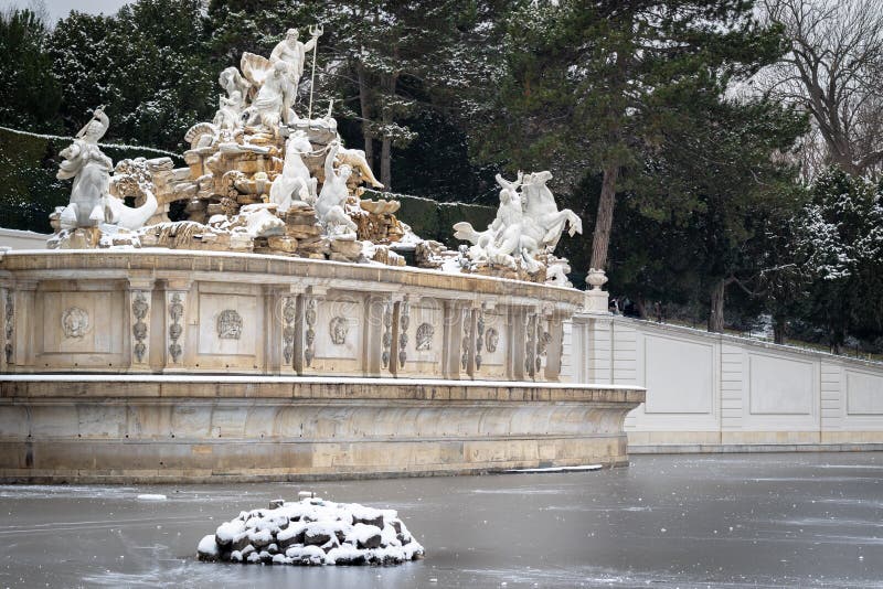 Neptun-Brunnen in Schonbrunn-Palast in Wien in der Winterzeit stockfotos Neptun-Brunnen in Schonbrunn-Palast in Wien in der Winterzeit stockfotos