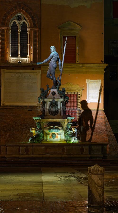 Renesanční Neptun Fontána v Bologni, Itálie, barevná světla během noci.