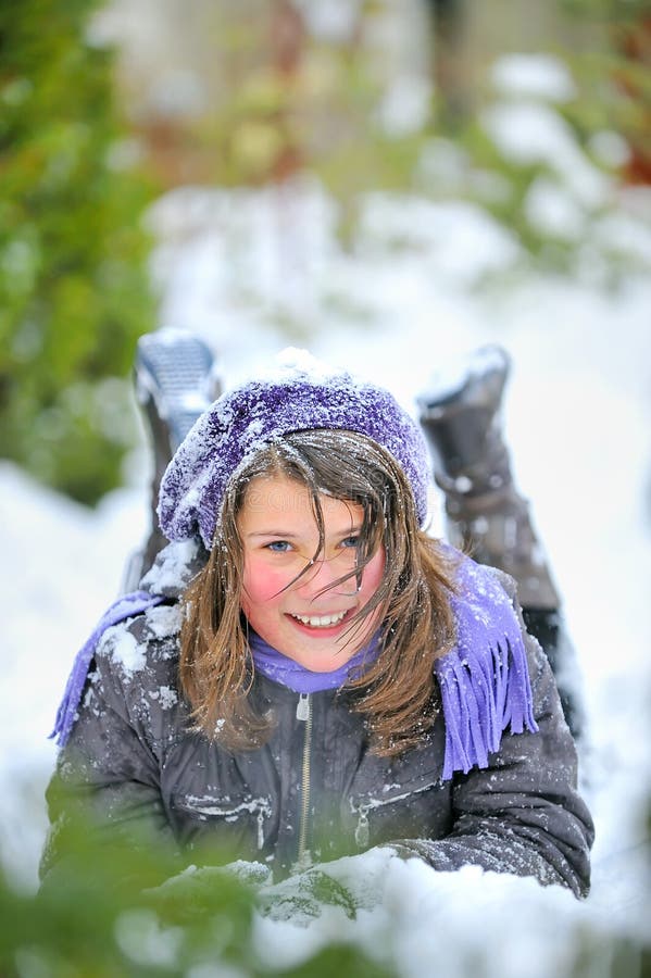 ner flicka som lägger snow royaltyfri fotografi ner flicka som lägger snow royaltyfri fotografi