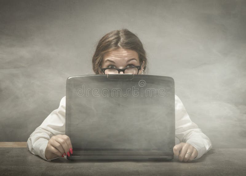 Nerd som ser datoren royaltyfria bilder Nerd som ser datoren royaltyfria bilder