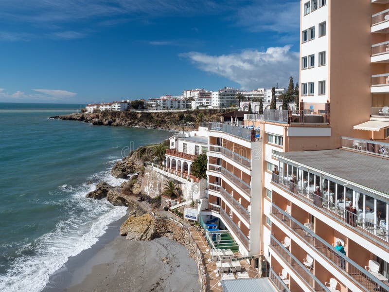 Nerja, eine Kleinstadt auf Costa del Sol Ansicht des Strandes und der Berge andalusia spanien März 2018 stockfoto Nerja, eine Kleinstadt auf Costa del Sol Ansicht des Strandes und der Berge andalusia spanien März 2018 stockfoto