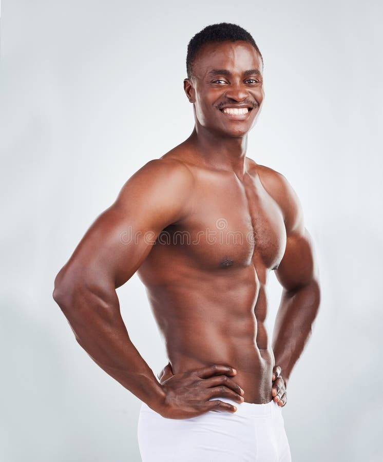 Nero topless e ritratto in studio con idoneità alla crescita muscolare corpo o potenza. atleta felice e fotografie stock libere da diritti