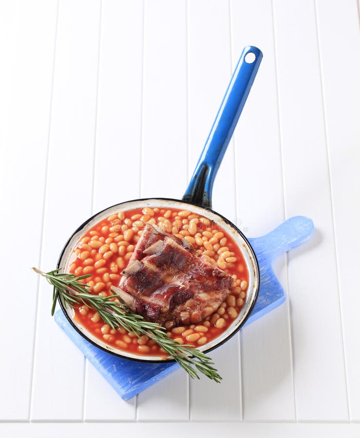 Nervature di porco e fagioli cotti immagini stock libere da diritti Nervature di porco e fagioli cotti immagini stock libere da diritti