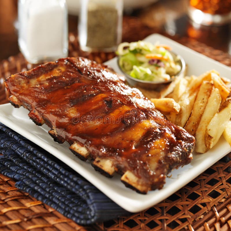Nervures de BBQ avec le slaw de chou images stock Nervures de BBQ avec le slaw de chou images stock