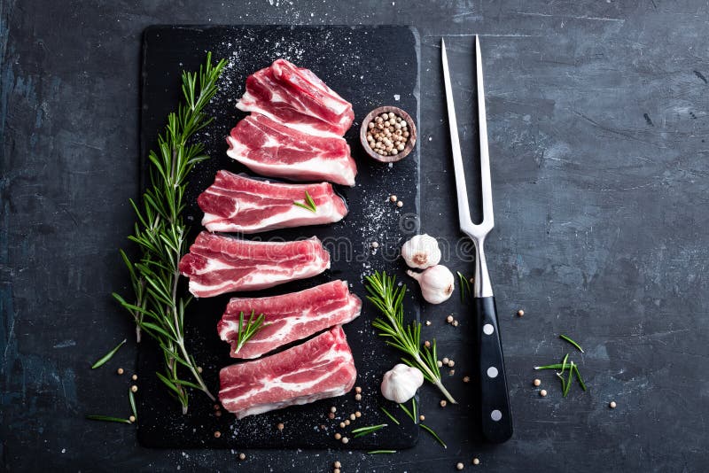 Nervures de porc crues photographie stock Nervures de porc crues photographie stock