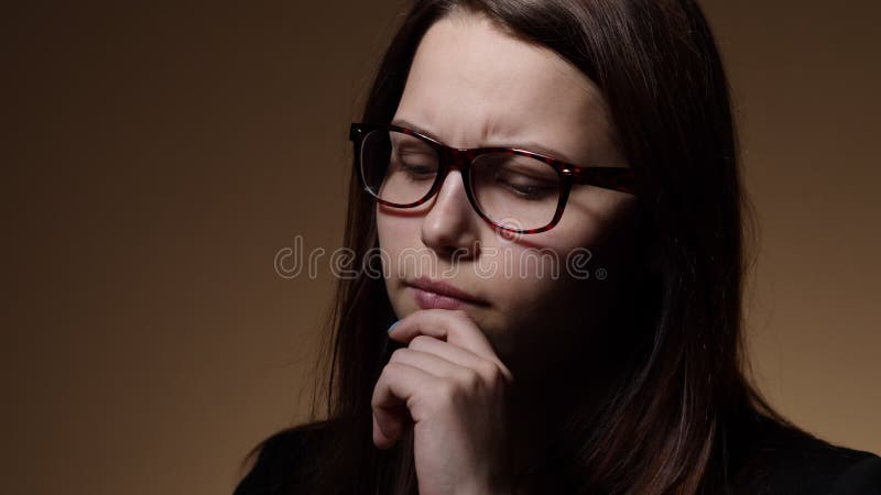 Nervöses jugendlich Studentenmädchen in den Gläsern