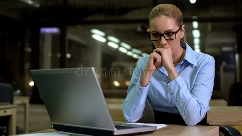 Nerwowi biznesowa kobieta patrzeje laptop, przestraszony pracy niepowodzenie i zła wiadomość zdjęcia royalty free Nerwowi biznesowa kobieta patrzeje laptop, przestraszony pracy niepowodzenie i zła wiadomość zdjęcia royalty free