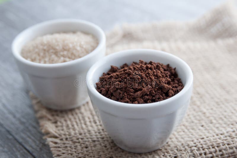 Ness kawy prochowy i brown cukier zdjęcia stock Ness kawy prochowy i brown cukier zdjęcia stock