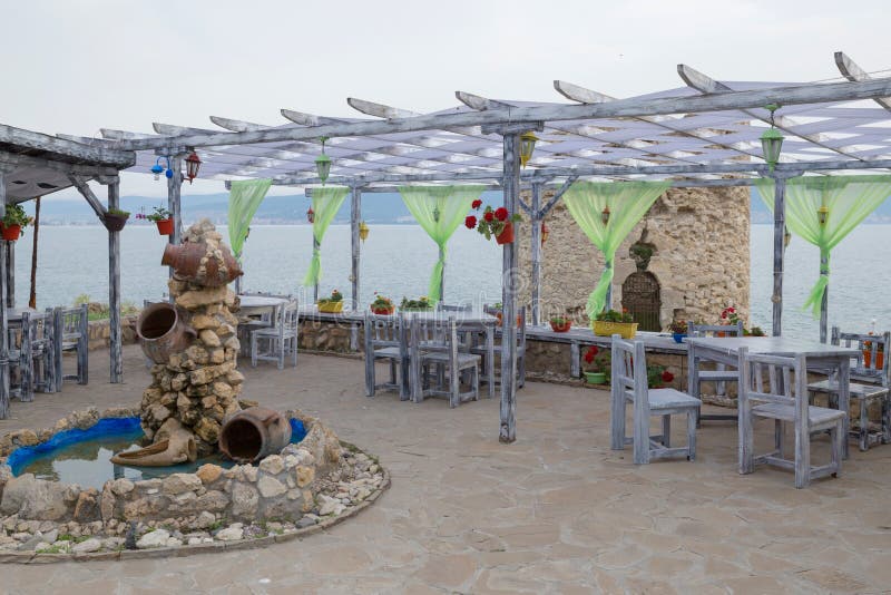 NESSEBAR, BULGARIA, JUNY 20, 2016: caffè accoglienti sulla città delle vie calme di Nessebar fotografie stock NESSEBAR, BULGARIA, JUNY 20, 2016: caffè accoglienti sulla città delle vie calme di Nessebar fotografie stock