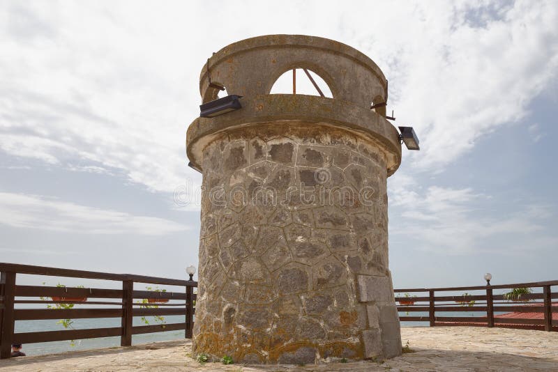 NESSEBAR, BULGARIJE, JUNY 18, 2016: Gang door de straten van de oude stad van Nessebar Vuurtoren stock fotografie NESSEBAR, BULGARIJE, JUNY 18, 2016: Gang door de straten van de oude stad van Nessebar Vuurtoren stock fotografie