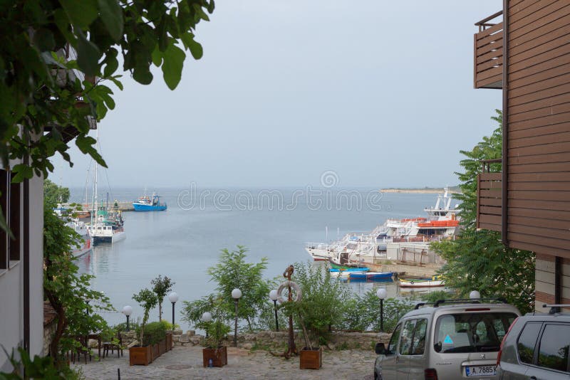 NESSEBAR, BUŁGARIA, JUNY 20, 2016: miasteczko Nessebar wygodny port z małymi łodziami rybackimi zdjęcie royalty free NESSEBAR, BUŁGARIA, JUNY 20, 2016: miasteczko Nessebar wygodny port z małymi łodziami rybackimi zdjęcie royalty free
