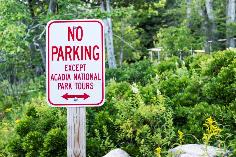 Nessun parcheggio firma dentro il segno del parco nazionale di acadia fotografie stock Nessun parcheggio firma dentro il segno del parco nazionale di acadia fotografie stock