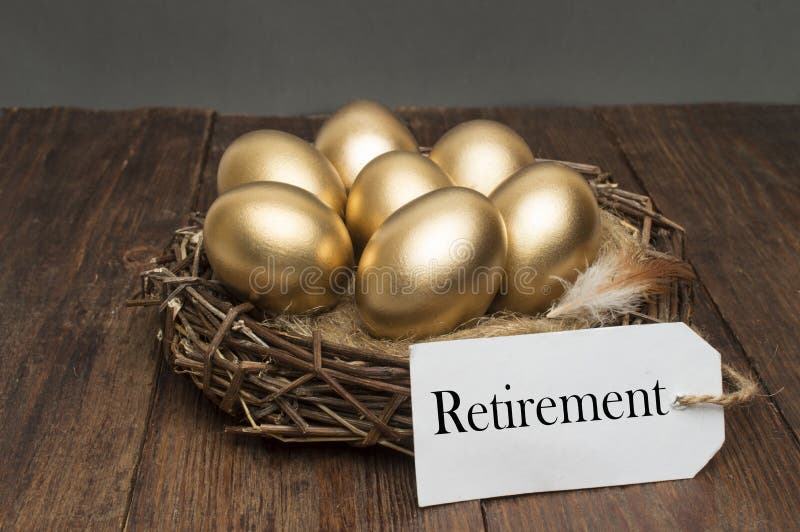 Nest met gouden eieren met een markering en een woordpensionering op een houten achtergrond Het concept succesvolle pensionering stock foto Nest met gouden eieren met een markering en een woordpensionering op een houten achtergrond Het concept succesvolle pensionering stock foto