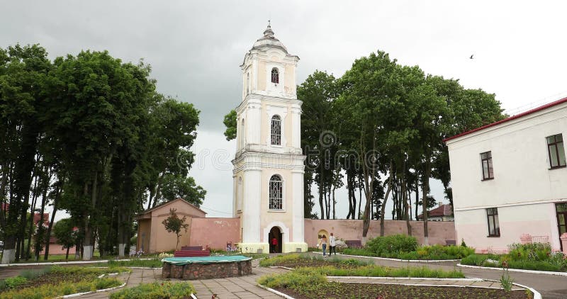Nesvizh, Belarus Vue de la tour de Brama-cloche de Nyasvizh située sur le territoire de l'ancien monastère bénédictin Arbre dans banque de vidéos