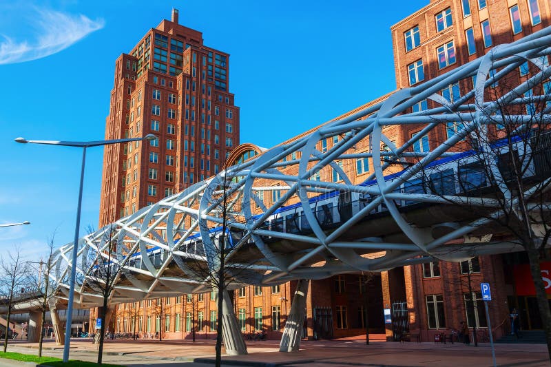 Netkous viadukt i Haag, Nederländerna royaltyfri fotografi