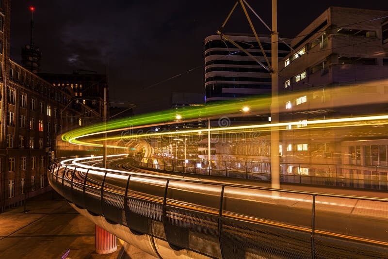 Netkous viadukt och RandstadRail station i Haag, Nederländerna, på natten arkivbild