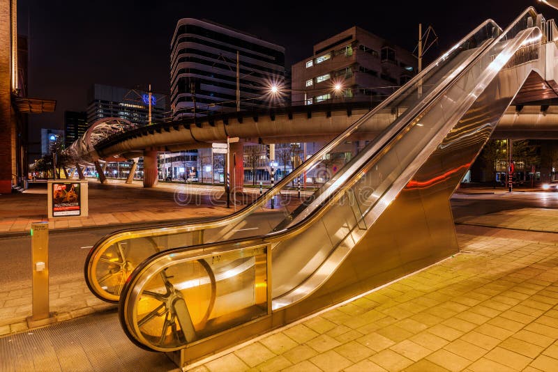 Netkous viadukt och RandstadRail station i Haag, Nederländerna, på natten royaltyfri fotografi