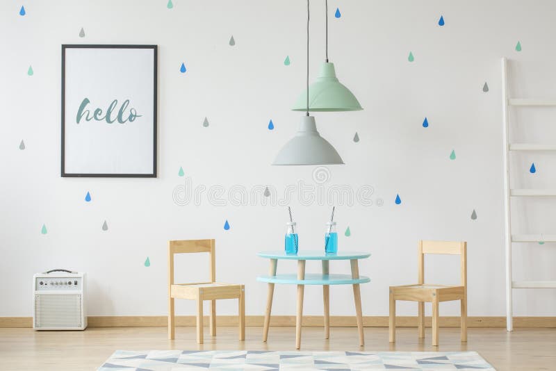 Nett, Holzmöbel für Kinder und ein Modellplakat auf einem wh stockfotografie
